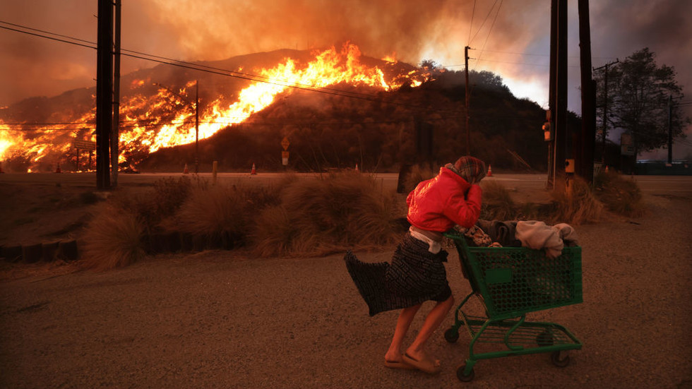 wildfire-affluent-la-neighborhood