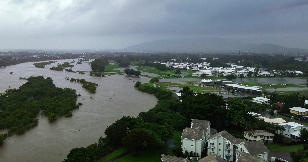 flooding-northeastern-australia-train